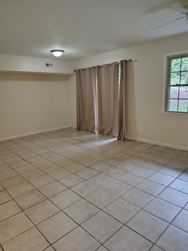 Building Photo - ?? Your Dream Home Awaits! Spacious 4-Bedroom Home