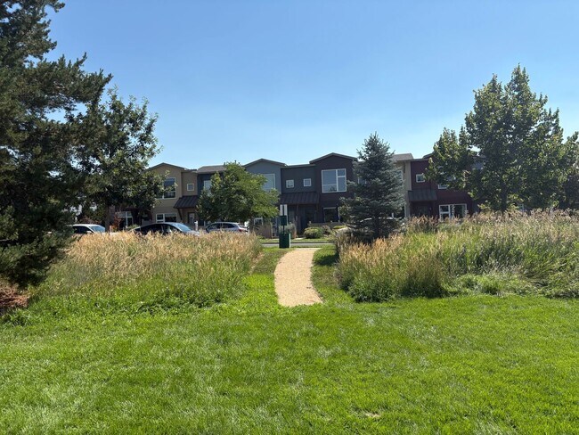 Foto del edificio - Updated 2 Bed + Office 2.5 Bath Townhome i...