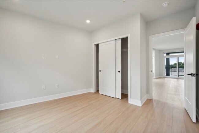 Foto del edificio - 6910 Ridge Ave