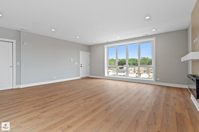 Foto del edificio - 8631 Grand Ave