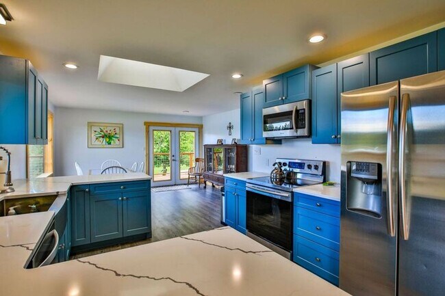 Building Photo - Lake Front Living at Deer Lake and You Can...