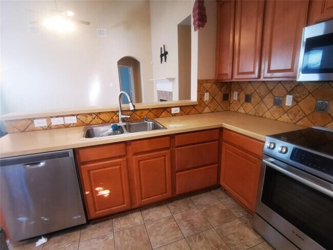 Foto del edificio - 6917 Red Bluff Dr