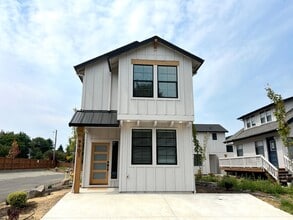 Building Photo - 9901 NE 46th Ct