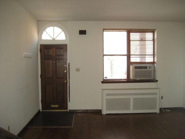Building Photo - SPACIOUS BELLA VISTA TOWNHOUSE