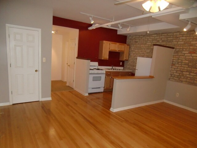 Primary Photo - 6150 N Winthrop Ave