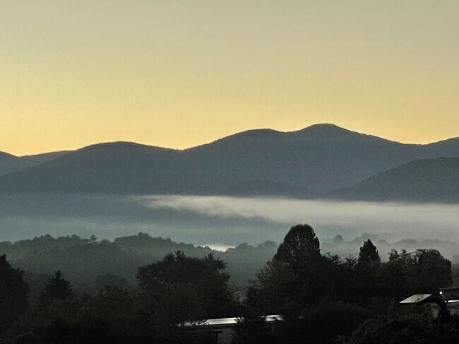 Foto del edificio - Weaverville