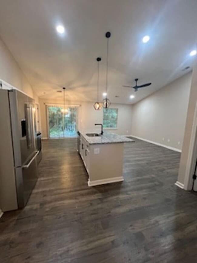 Building Photo - Modern Updates! 4 Bed/2 bath Single Family...