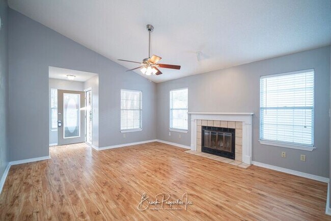 Building Photo - Adorable 2/2 with 1-Car Garage & Fenced Ba...