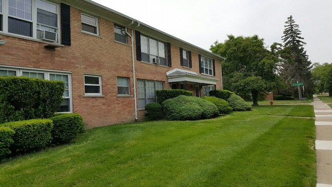Building Photo - 2515 W 13 Mile Rd