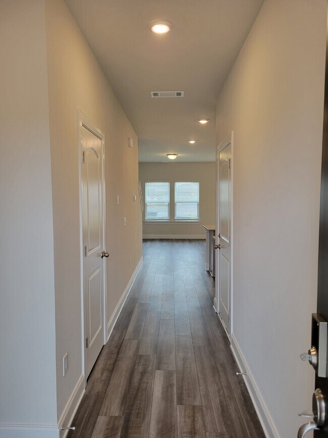 Building Photo - West End Station Townhome!