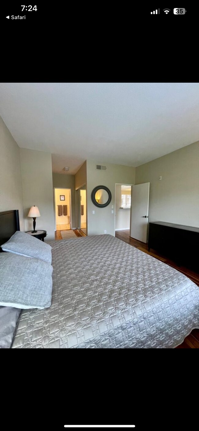 Foto del edificio - 2220 Camino de la Reina