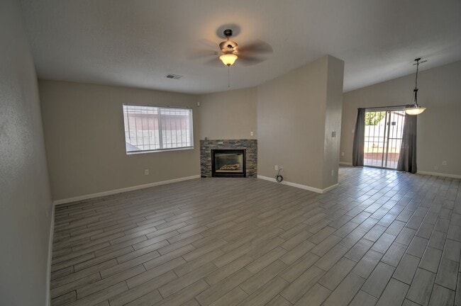 Building Photo - Great 3 Bedroom 2 Bathroom Home !!!!