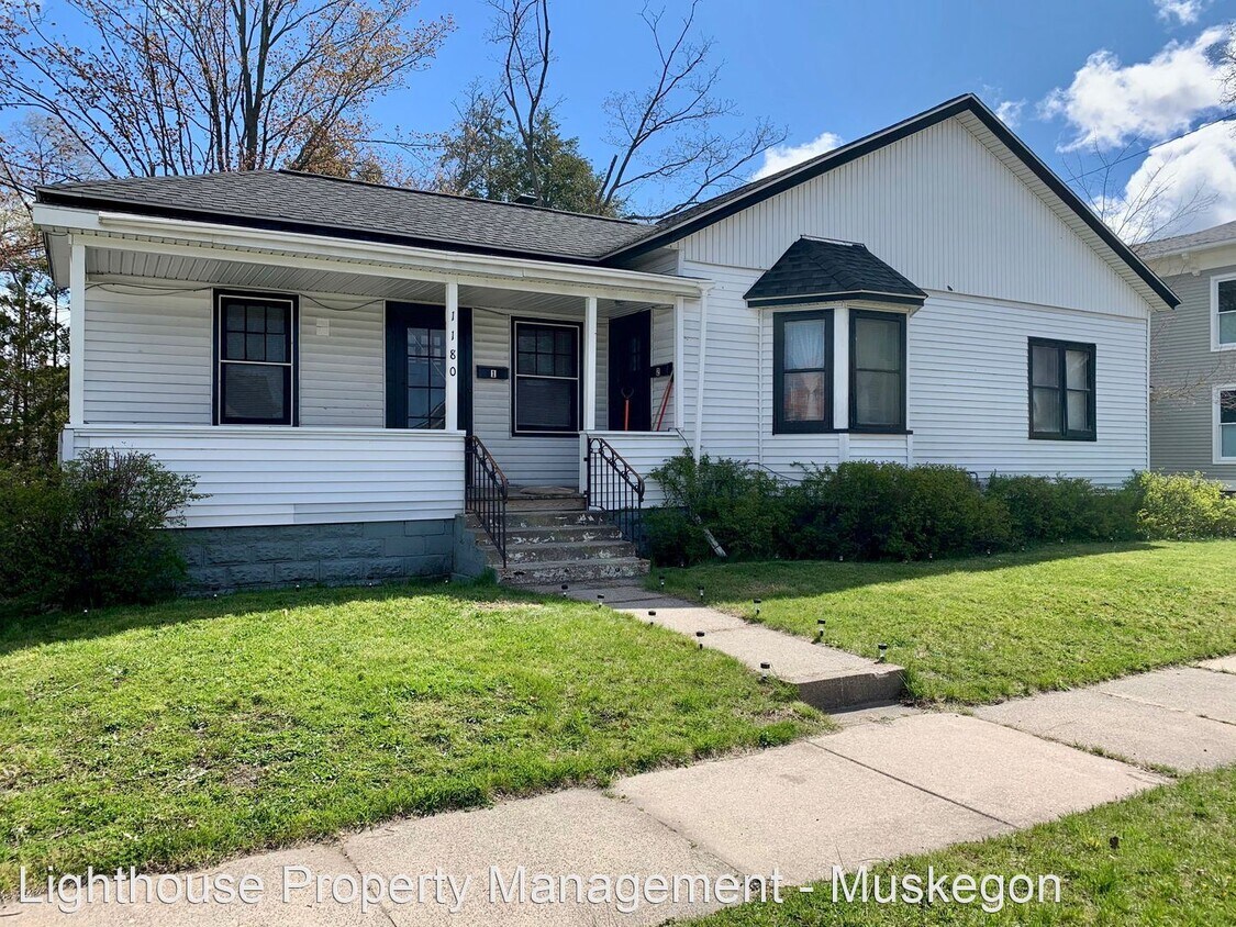 1180 4th St, Muskegon, MI 49441 Room for Rent in Muskegon, MI