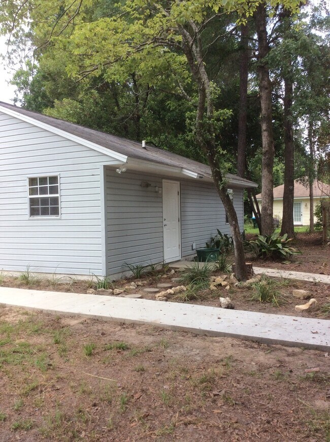Building Photo - 2br 1ba House