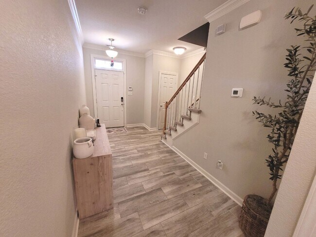 Building Photo - Gorgeous Townhome-Style Condo in Virginia Beach!