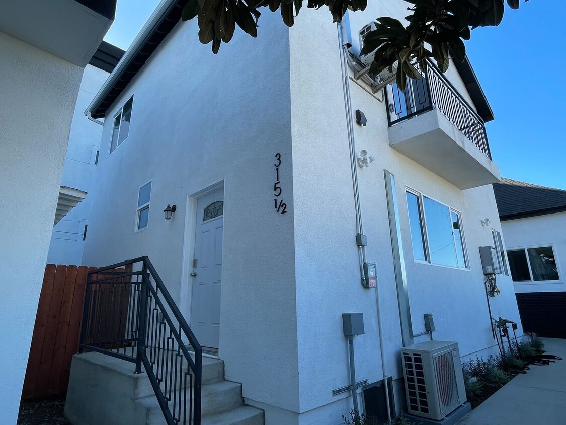 Foto principal - New 4 Bedroom House in Echo Park!