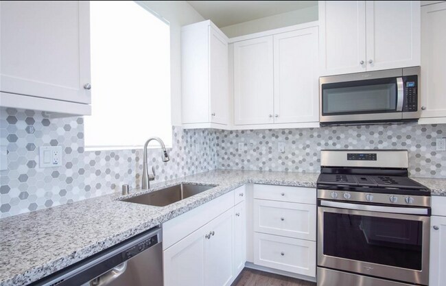 Foto del edificio - 3-Story Townhome w/ 2 Car Garage in New Co...