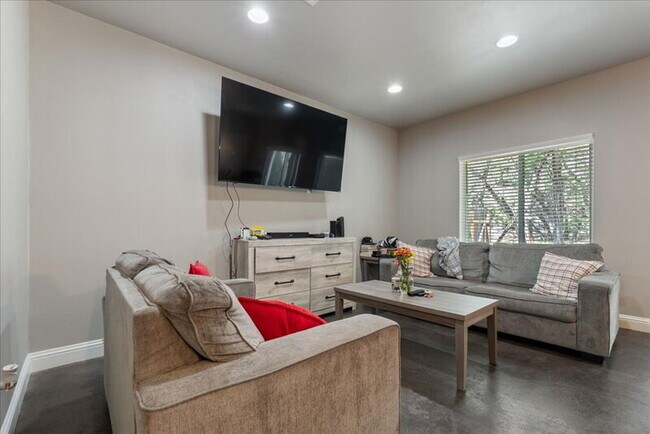 Foto del edificio - 5800 Club House Drive A