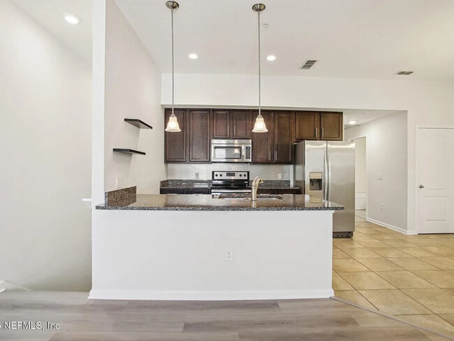 Foto del edificio - Stunning Townhome off SR 16 on Sebatian Cove