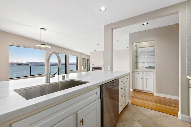Foto del edificio - Enormous Waterfront Alki Condo with Stunni...