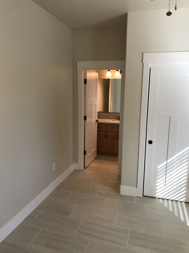 Building Photo - SPACIOUS 3 BEDROOM 3.5 BATHROOM HOME With ...