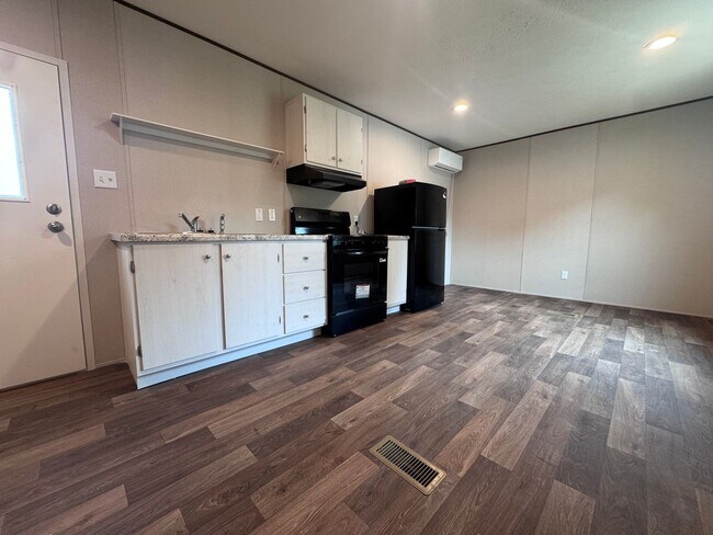 Building Photo - Evergreen Community