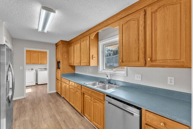 Foto del edificio - 3BR / 2BA Off-Grid Luxury Living with Large Fenced Lot and Solar Power $2297/mo rent