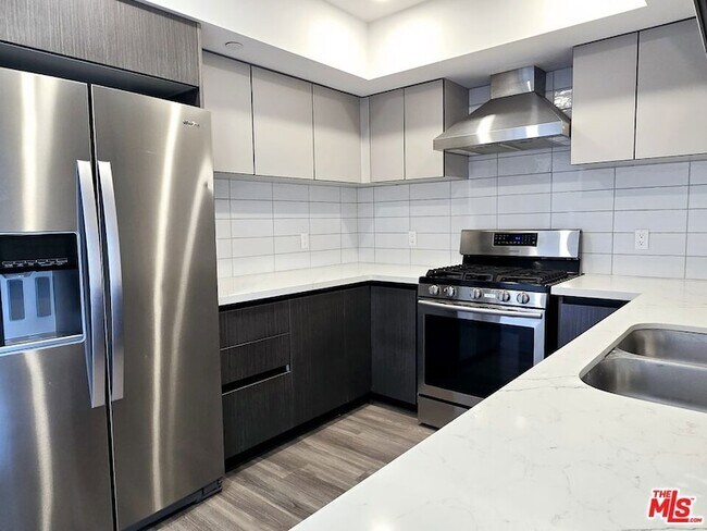 Foto del edificio - 5030 Rosewood Ave