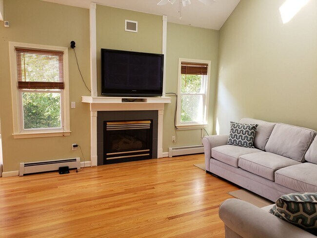 Building Photo - Spacious 3 Bedroom 2.5 Bath Colonial