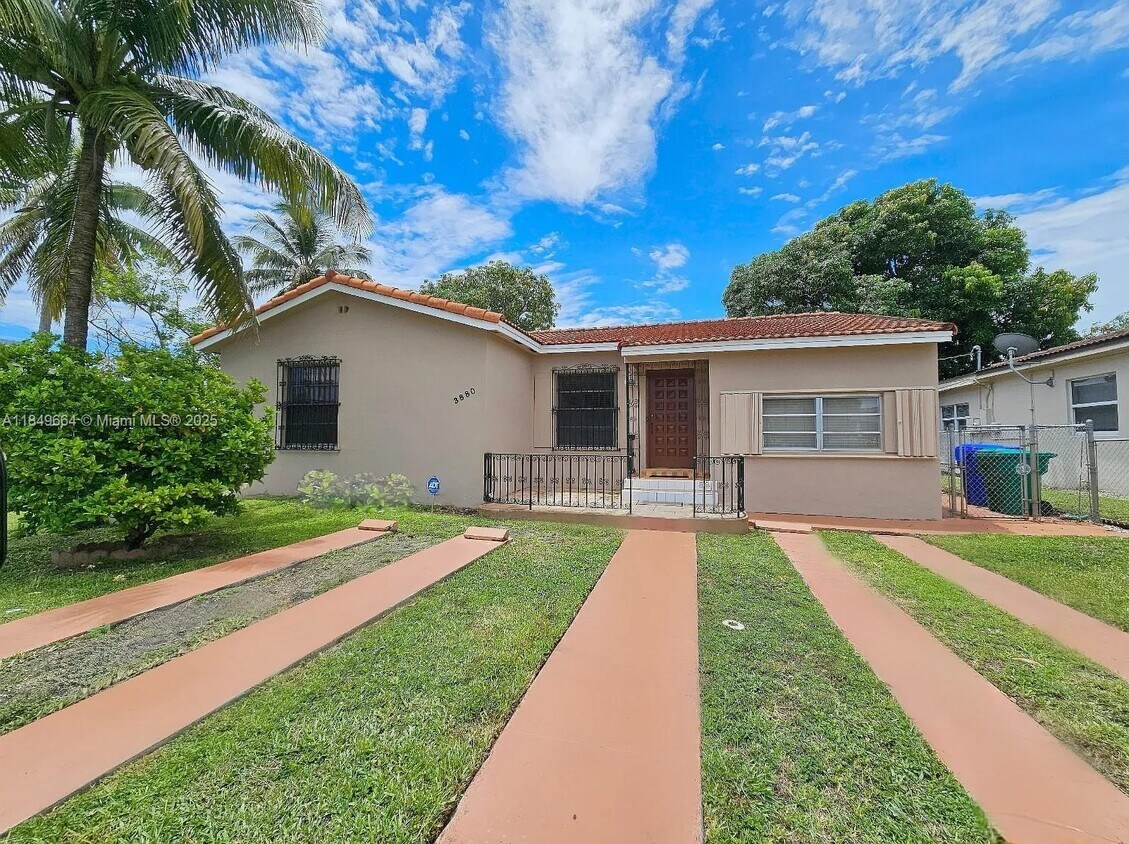 Foto principal - 3880 NW 2nd St