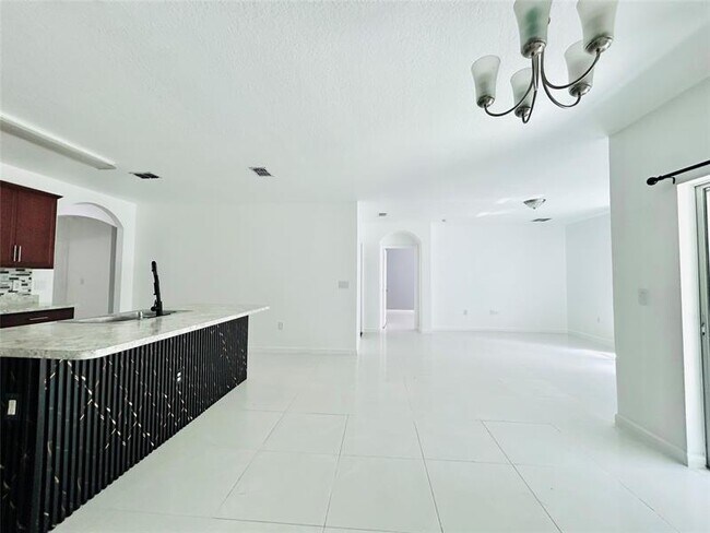 Building Photo - 518 SW Natalie Terrace