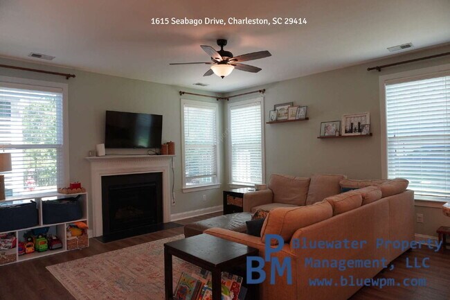 Foto del edificio - Charming 3-Bed Oasis with Granite Touches & Hardwood Flooring in Charleston!