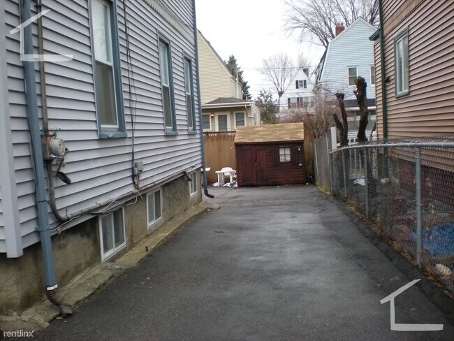 Building Photo - 6 br, 2.5 bath House - 31 Seattle St 0