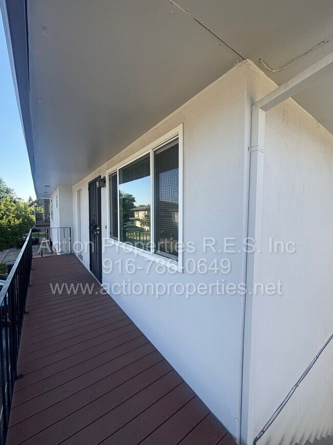 Building Photo - Central Roseville: 2 Bedroom 1 Bathroom Single Level, Large Living Room Central Heat and Air Upda...