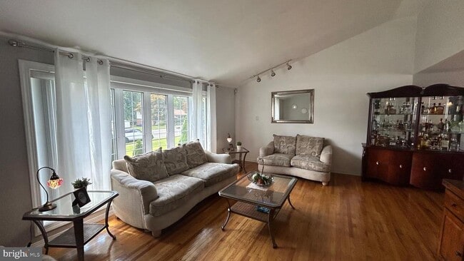 Foto del edificio - 121 Kingfield Rd