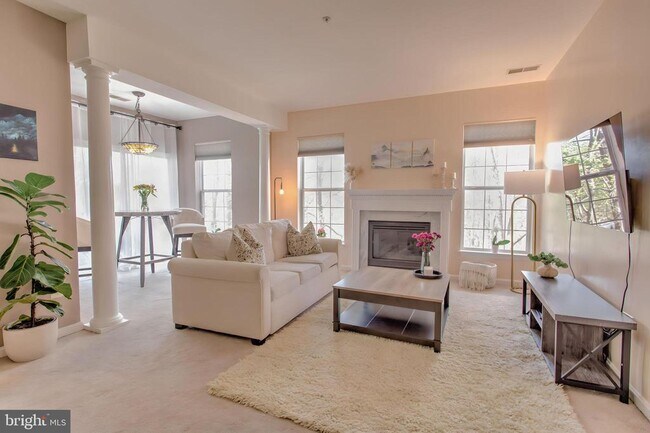 Foto del edificio - 5932 Founders Hill Dr