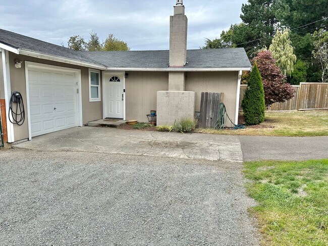 Building Photo - Beautiful, Spacious 3 bed home + Patio/Ful...
