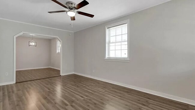 Living area - 939 W 38th St