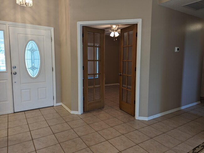 Building Photo - 1008 Jacaranda Cir