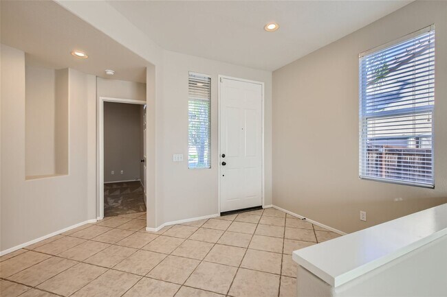 Foto del edificio - 4 BD/3 Ba Home with Three car attached gar...