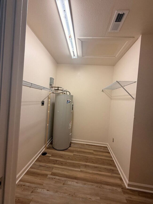 Foto del edificio - 2 Bed 2 Bath Duplex on Clearwater Way!