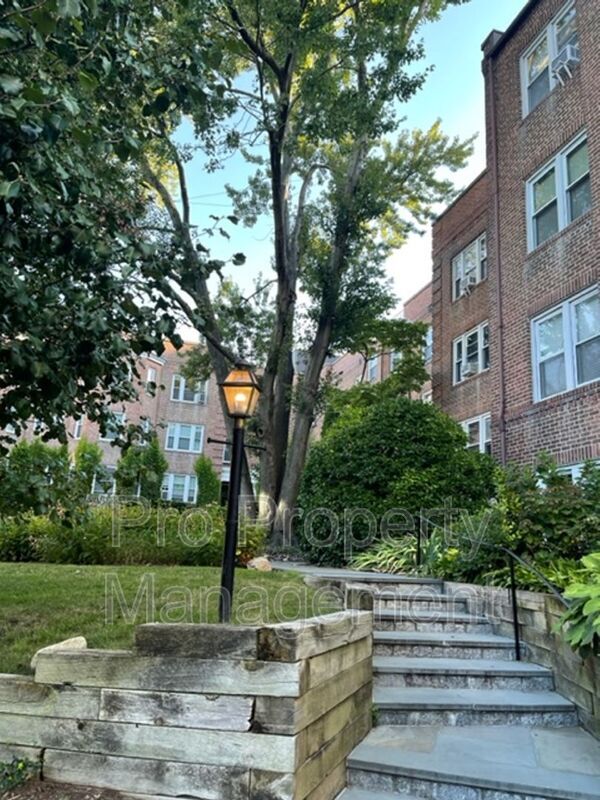 Building Photo - 70 Strawberry Hill Ave