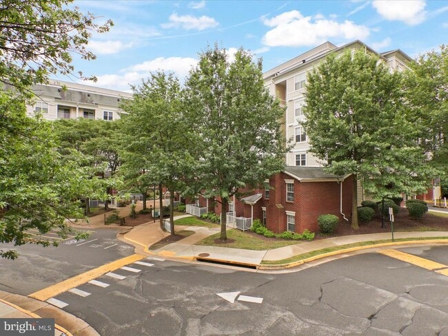 Building Photo - 1645 International Dr