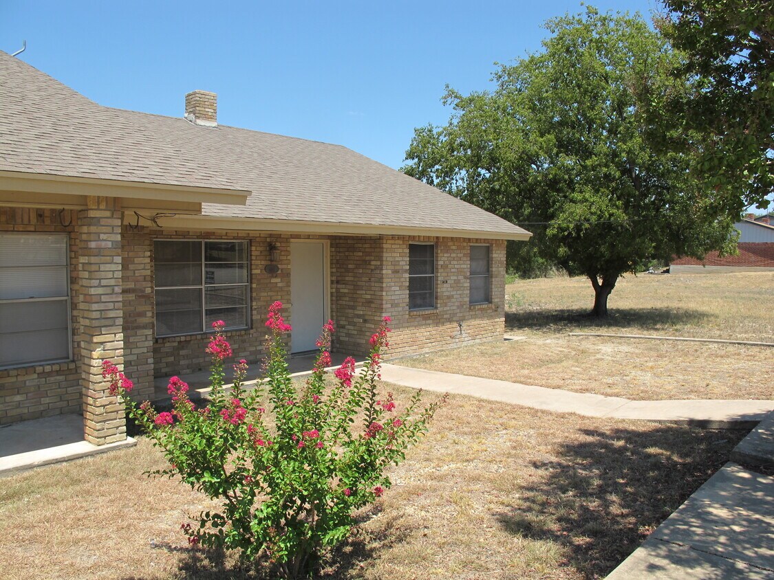 1108 W 2nd St, Brady, TX 76825 Apartments in Brady, TX