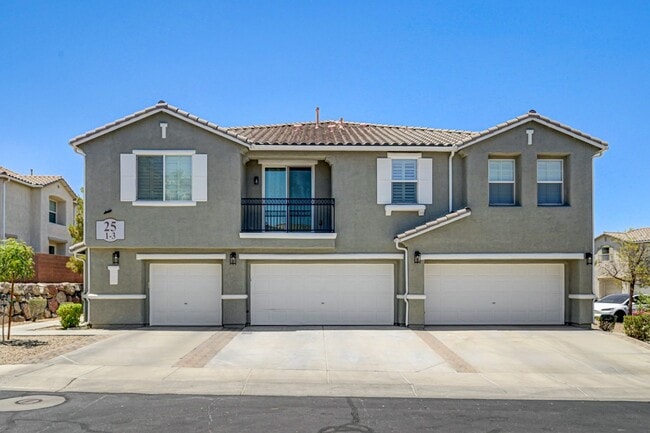 Building Photo - Stylish Townhome with Private Patio!