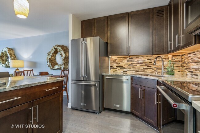 Foto del edificio - 2650 N Lakeview Ave