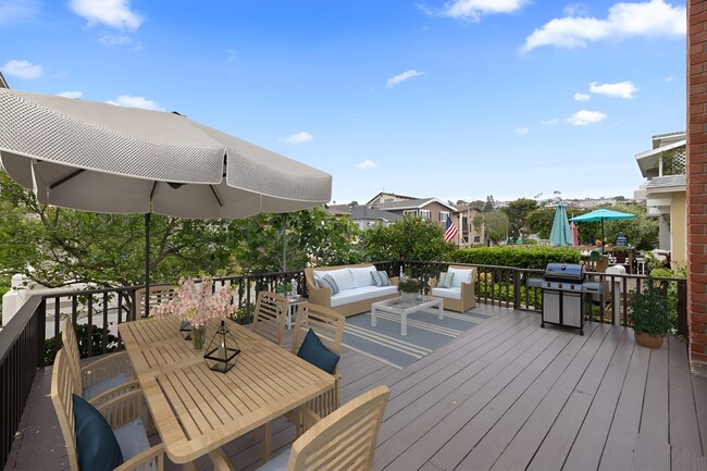 Spacious Front Deck Overlooks Walk Street - 416 6th St