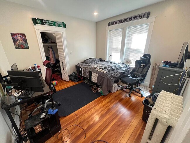 Building Photo - Three bed two bath in Brighton Available S...