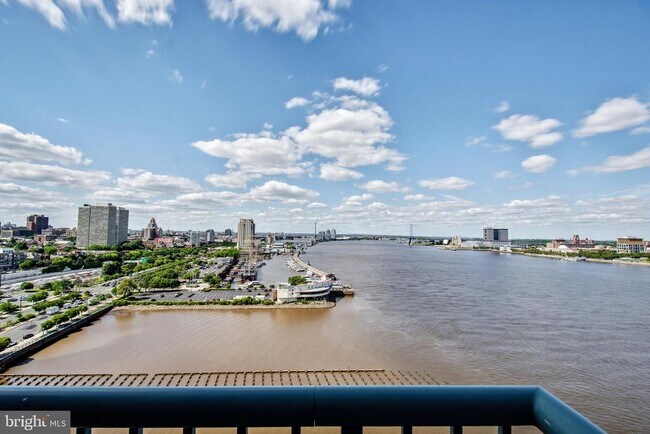 Foto del edificio - 717 S Christopher Columbus Blvd