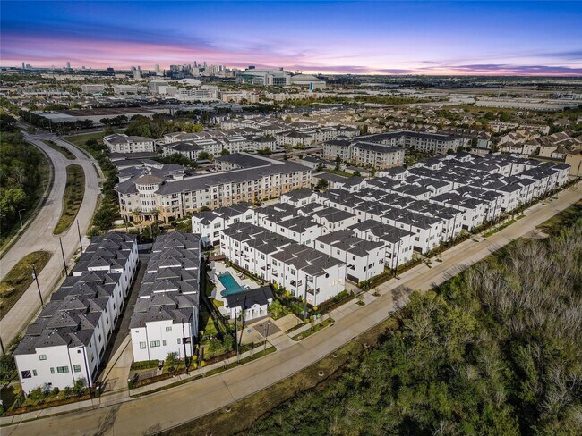 Building Photo - 2818 Grand Fountains Dr